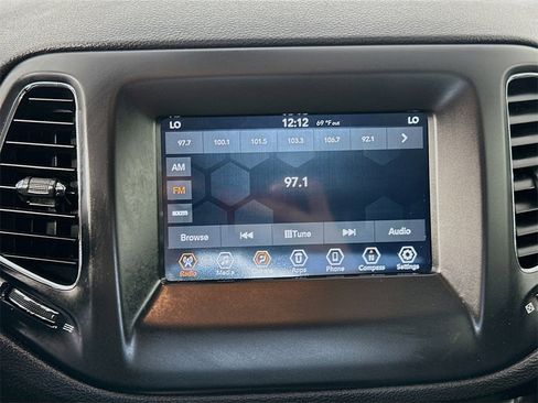 Used 2020 Jeep Compass Latitude image 15