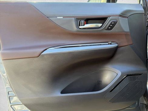 Used 2022 Toyota Venza XLE image 10