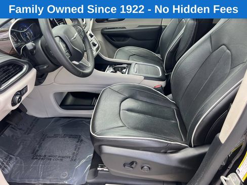 Used 2023 Chrysler Pacifica Limited FWD image 9