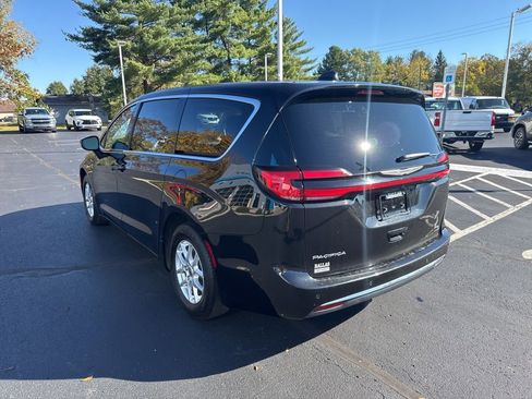 Used 2023 Chrysler Pacifica Touring-L image 20