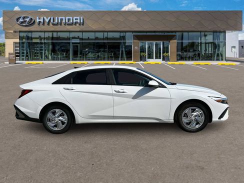 Certified 2025 Hyundai Elantra SE image 39