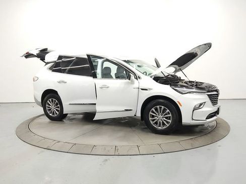 Used 2024 Buick Enclave Premium image 9