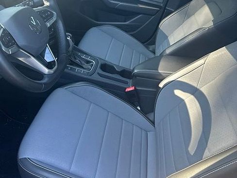 Used 2025 Volkswagen Jetta SE FWD image 6
