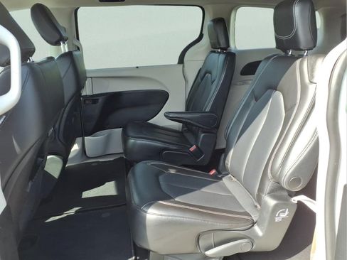 Used 2023 Chrysler Pacifica Touring-L FWD image 21