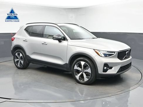 Used 2024 Volvo XC40 B5 Plus AWD/4WD image 1