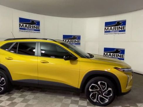 Certified 2025 Chevrolet Trax RS w/ Driver Confidence Package image 3