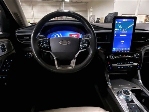 Certified 2021 Ford Explorer Platinum w/ Equipment Group 601A image 5