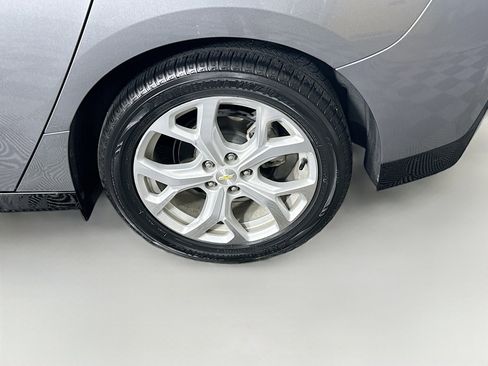 Used 2018 Chevrolet Volt Premier w/ Driver Confidence Package FWD image 11