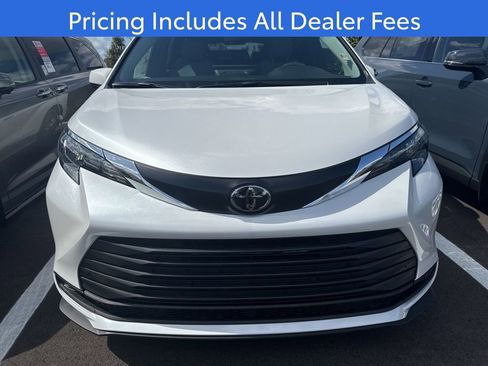 New 2026 Toyota Sienna XLE FWD image 2
