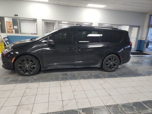 Used 2019 Chrysler Pacifica Limited image 2
