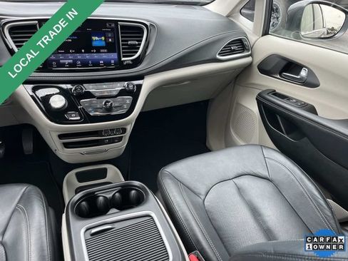 Used 2022 Chrysler Pacifica Touring-L FWD image 13