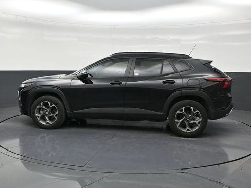 Used 2025 Chevrolet Trax LT FWD image 2