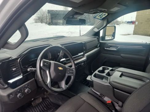 Used 2024 Chevrolet Silverado 2500 LT AWD/4WD image 4
