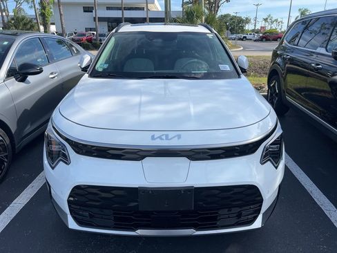 Certified 2023 Kia Niro Wave w/ Wave Preserve Package image 2
