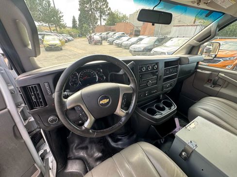 Used 2017 Chevrolet Express 3500 Extended image 29