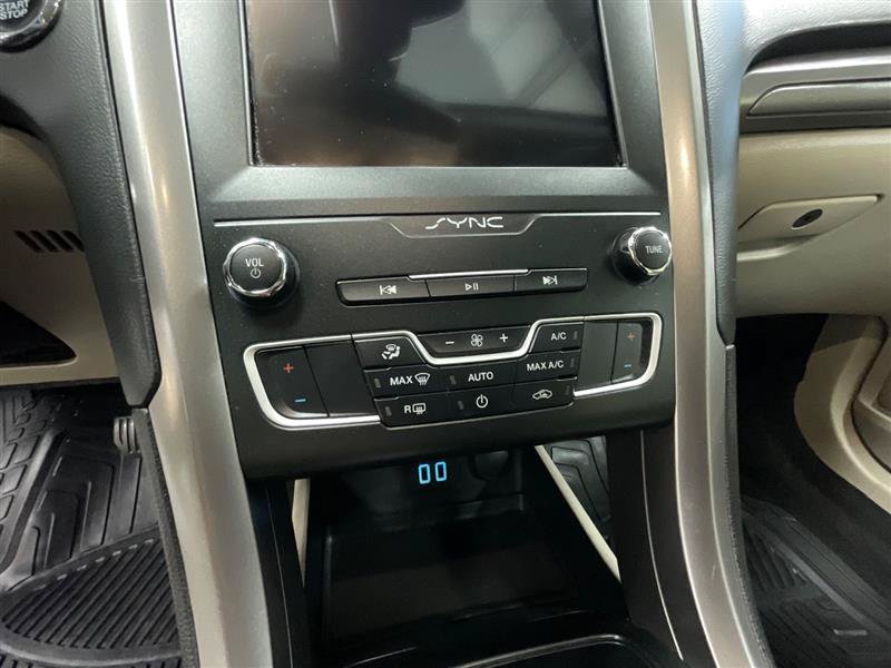 Used 2020 Ford Fusion SE FWD image 17