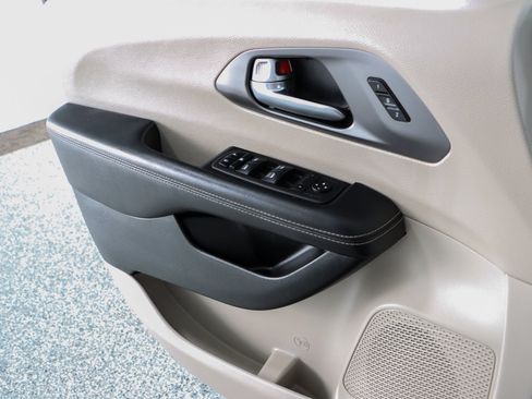 Used 2023 Chrysler Pacifica Touring-L FWD image 21