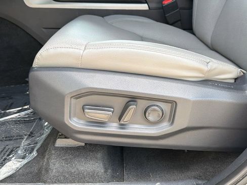 Used 2025 Toyota Tundra SR5 w/ SR5 Premium Package AWD/4WD image 18