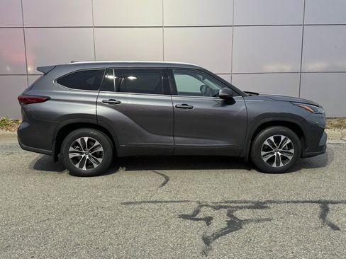Certified 2022 Toyota Highlander XLE image 40