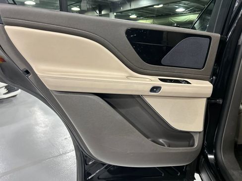 Used 2024 Lincoln Aviator AWD w/ Premium Package image 22