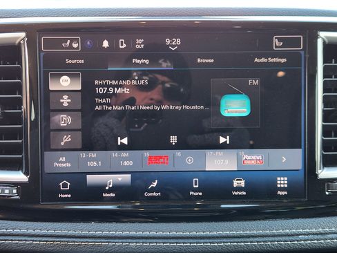 Used 2023 Chrysler Pacifica Touring-L image 11