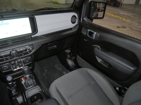 Used 2025 Jeep Gladiator Sport image 11