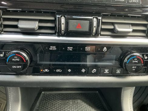 Used 2023 Nissan Pathfinder SL AWD/4WD image 22