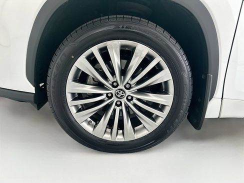 Used 2023 Toyota Highlander Platinum FWD image 28