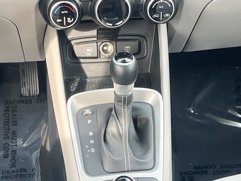 Used 2023 Hyundai Venue SEL image 22