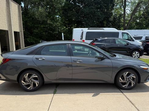 Used 2025 Hyundai Elantra Sport w/ Cargo Package FWD image 8