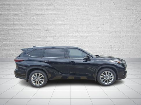 Certified 2026 Toyota Highlander Limited AWD/4WD image 7