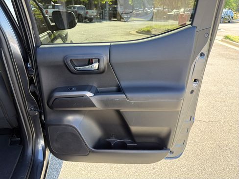 Used 2020 Toyota Tacoma TRD Sport image 28