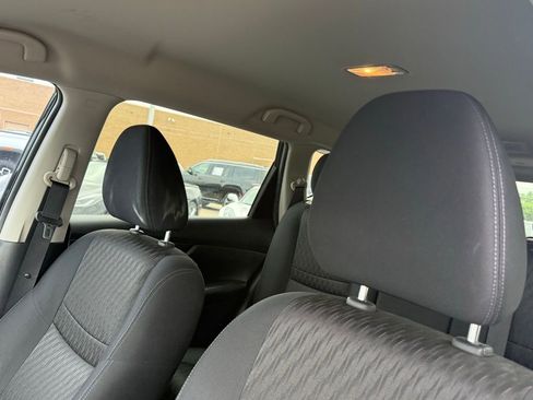 Used 2019 Nissan Rogue SV image 18