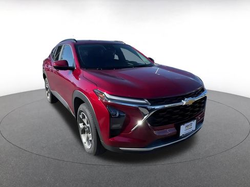 Used 2025 Chevrolet Trax LT w/ LT Convenience Package image 3