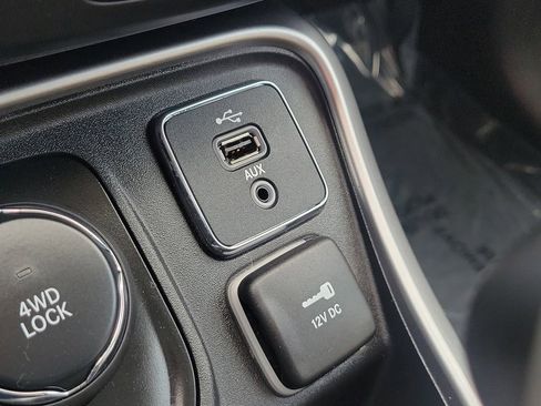 Used 2018 Jeep Compass Latitude w/ Popular Equipment Group image 32