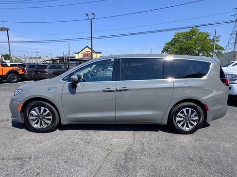 Used 2023 Chrysler Pacifica Touring-L FWD image 4