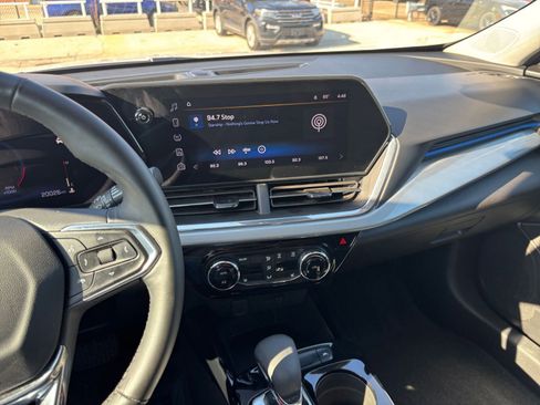 Used 2025 Chevrolet Trax LT w/ LT Convenience Package image 17