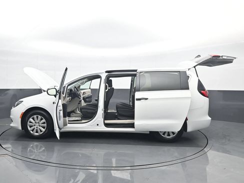 Used 2020 Chrysler Voyager L FWD image 38