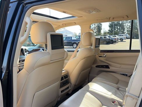 Used 2013 Lexus LX 570 4WD w/ Luxury Pkg image 4