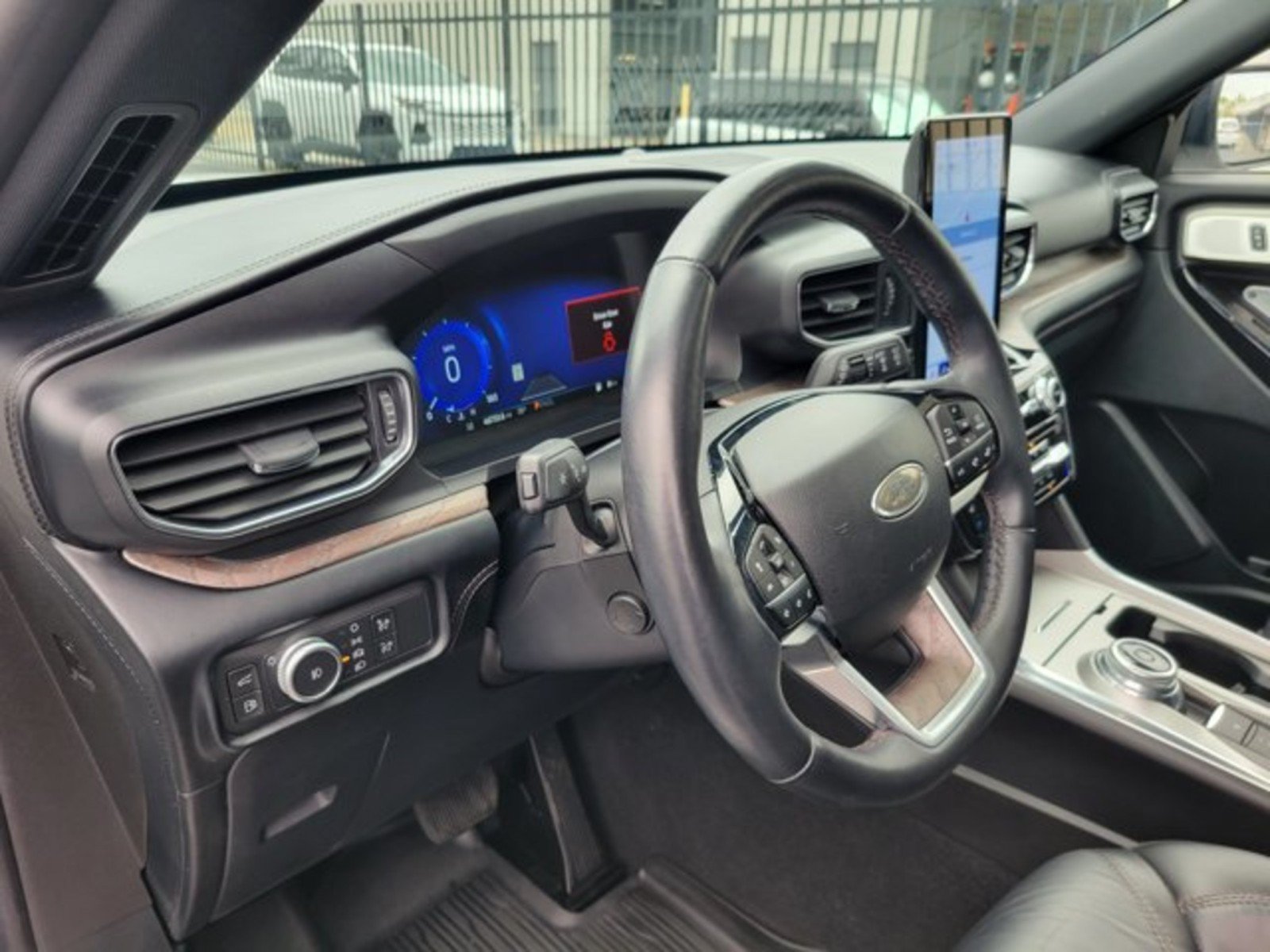 Used 2023 Ford Explorer Platinum w/ Technology Package AWD/4WD image 10