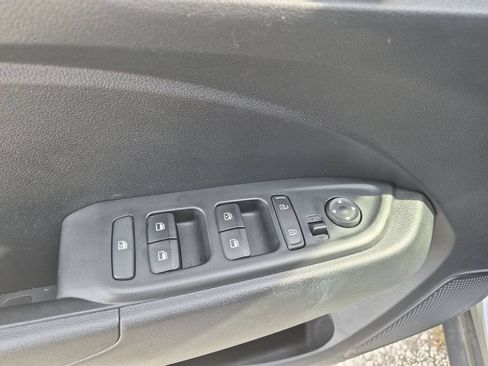 Used 2025 Hyundai Venue SEL FWD image 13