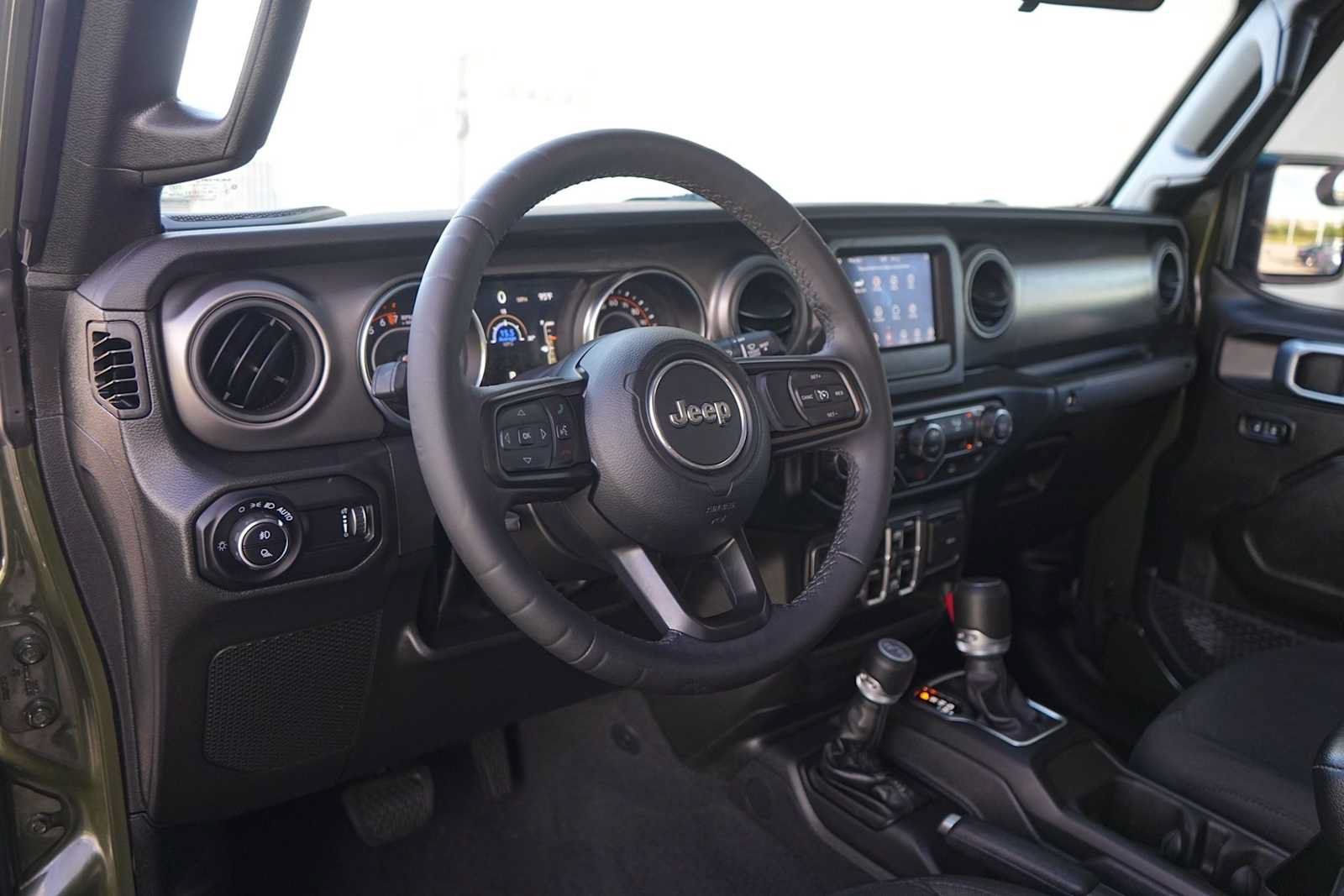 Used 2023 Jeep Gladiator Sport AWD/4WD image 2