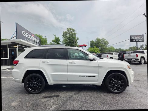 Used 2017 Jeep Grand Cherokee Altitude RWD image 9