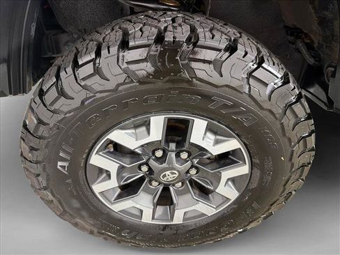 Used 2017 Toyota Tacoma TRD Off-Road AWD/4WD image 12