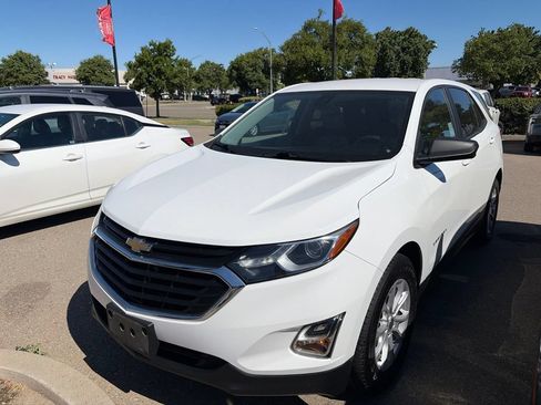 Used 2020 Chevrolet Equinox LS w/ LS Convenience Package FWD image 3