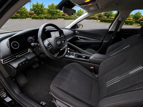 Used 2023 Hyundai Elantra SEL w/ Convenience Package FWD image 15