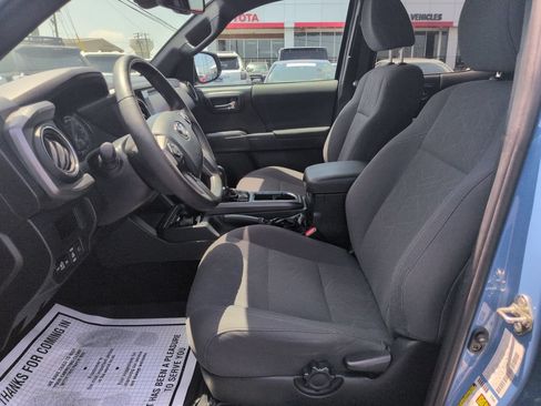 Used 2019 Toyota Tacoma TRD Off-Road AWD/4WD image 9
