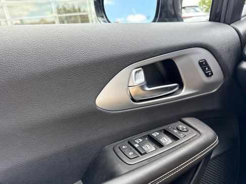 Used 2025 Chrysler Pacifica Limited FWD image 18