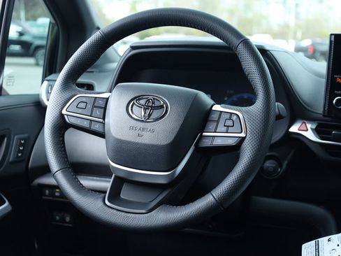 Used 2025 Toyota Sienna Platinum image 5