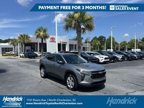 Used 2025 Chevrolet Trax LS w/ Driver Confidence Package FWD image 1